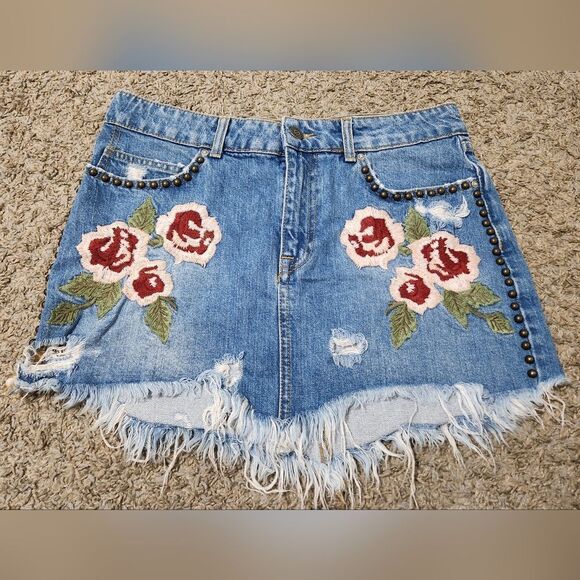 Free People ‘Wild Rose Ember’ Distressed Floral Embroidered Mini Skirt- Size 28 - Picture 3 of 11
